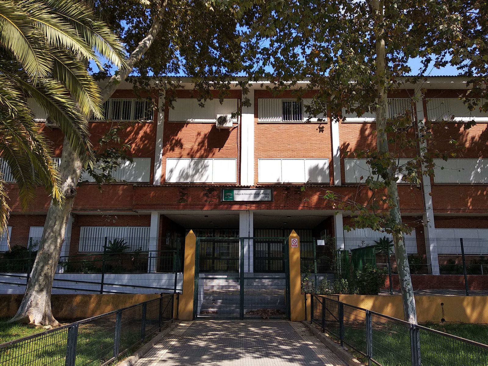 Puerta principal de un centro escolar de Huelva.