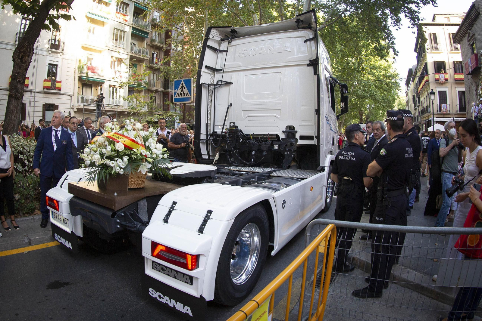 La ofrenda floral a la Virgen de las Angustias, patrona de Granada, en imágenes
