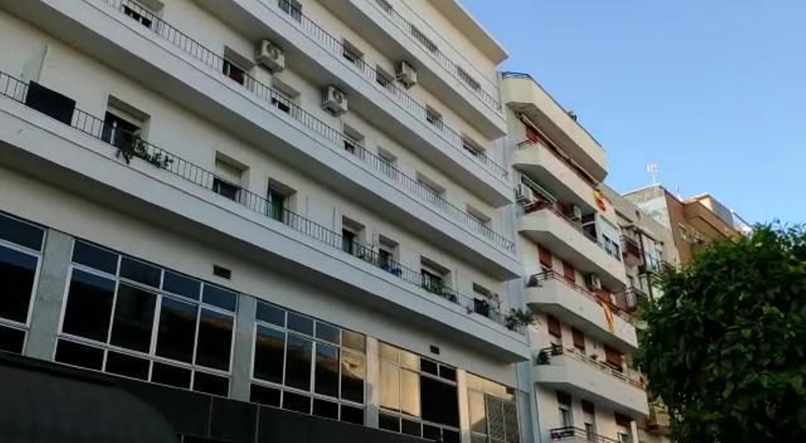 Aplausos en la calle Méndez Núñez de Huelva.