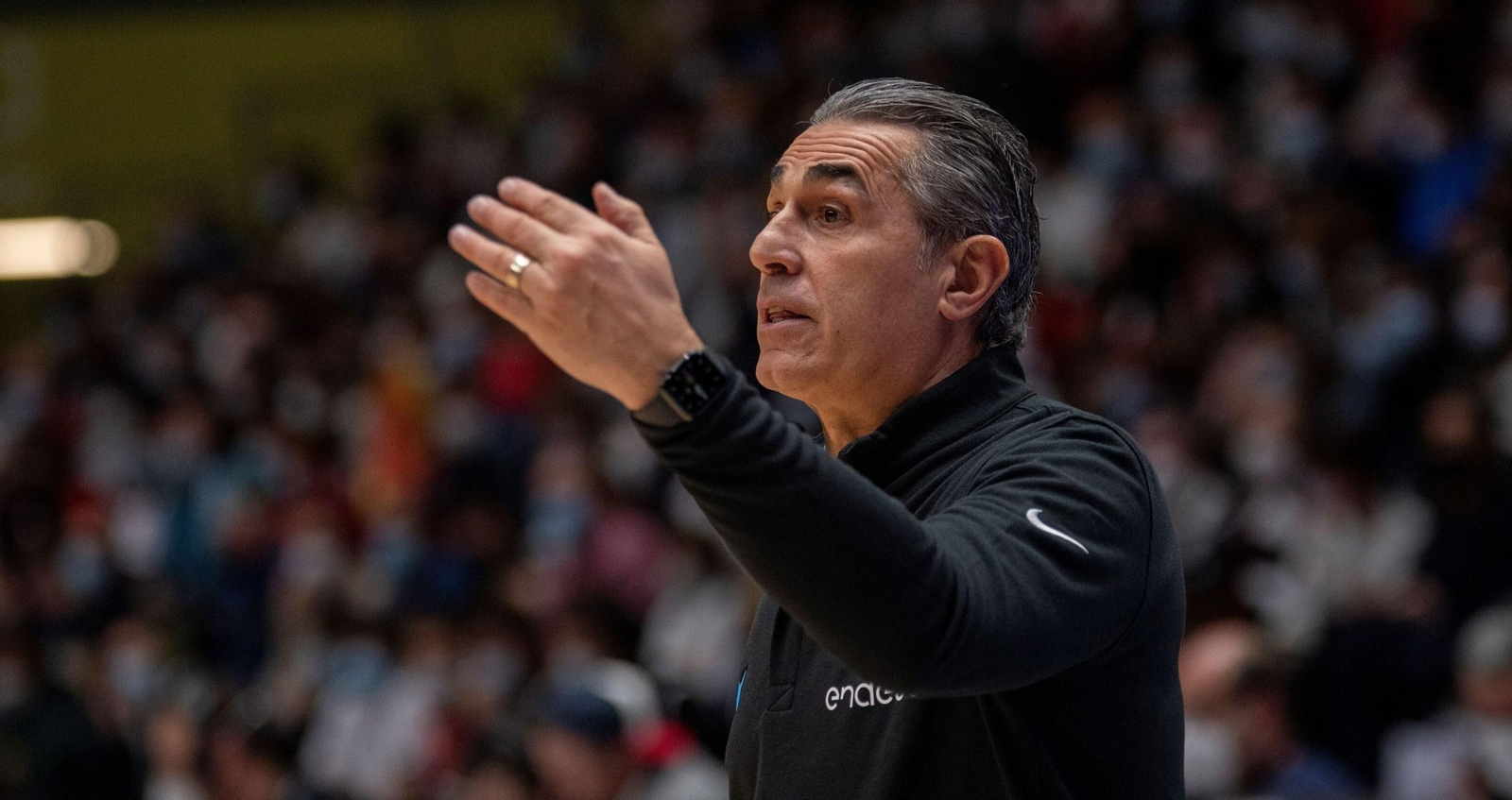 Sergio Scariolo hace indicaciones durante un partido.