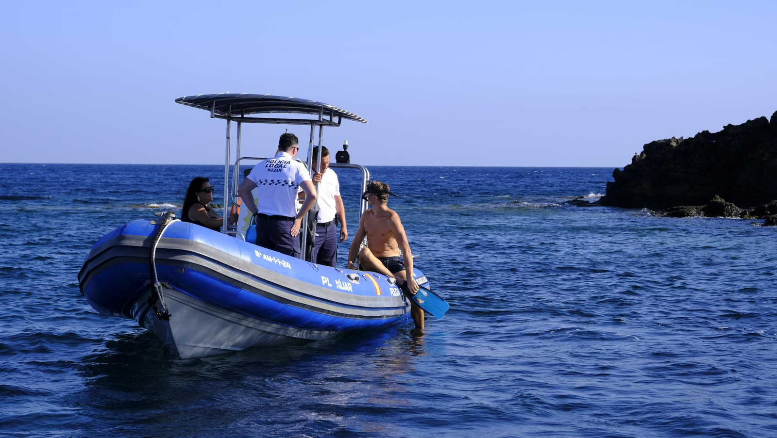 Una jornada con el servicio marítimo de la Policía Local de Níjar, en imágenes