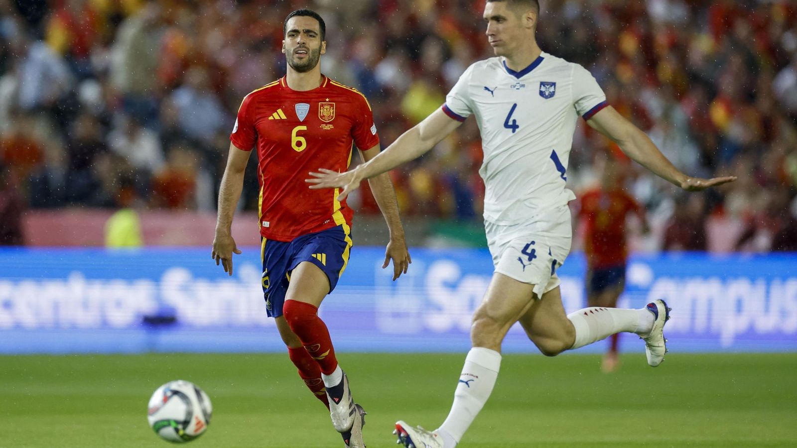 El serbio Milenkovic protege el balón ante Mikel Merino en el España - Serbia de El Arcángel.