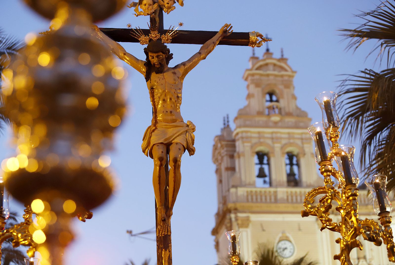 La Hermandad de Los Judíos en su recorrido por las calles de Huelva en el Jueves Santo