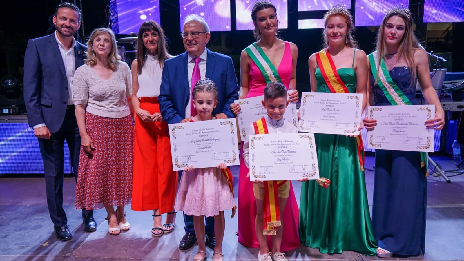 El alcaldes con las reinas y reyes de las fiestas.