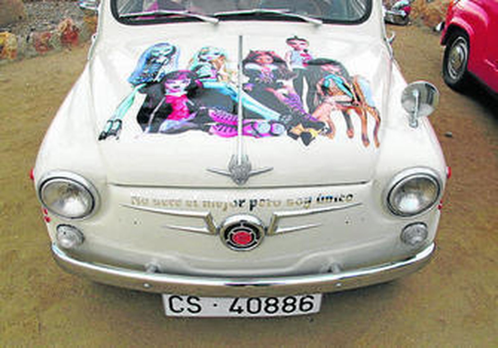 Un museo rodante de ochenta Seat 600 recorre las calles de Mojácar