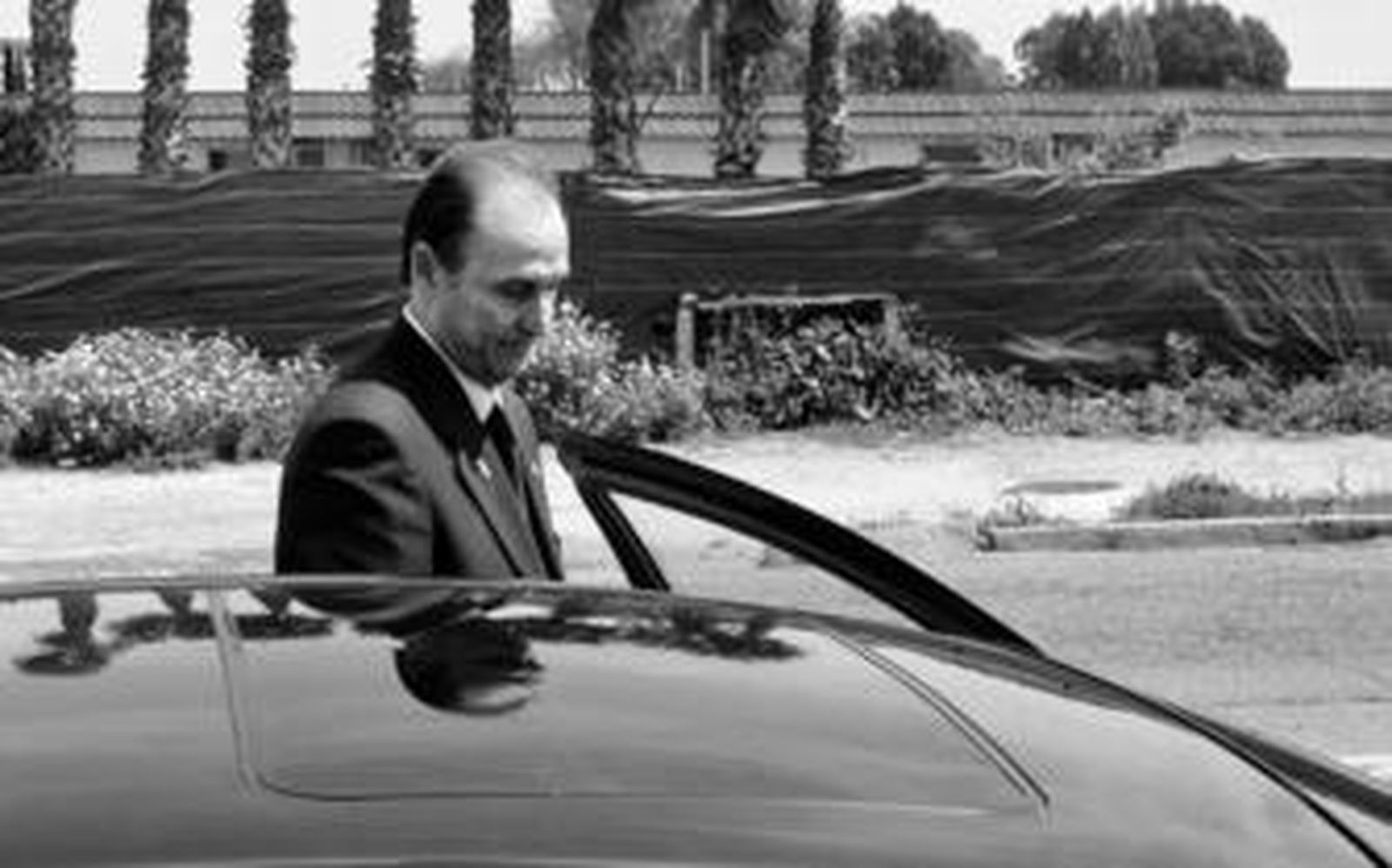 Manuel Ruiz de Lopera, en el momento de abandonar la ciudad deportiva.