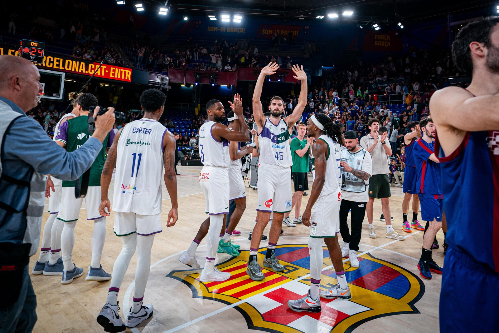 El Unicaja saluda tras acabar el partido.