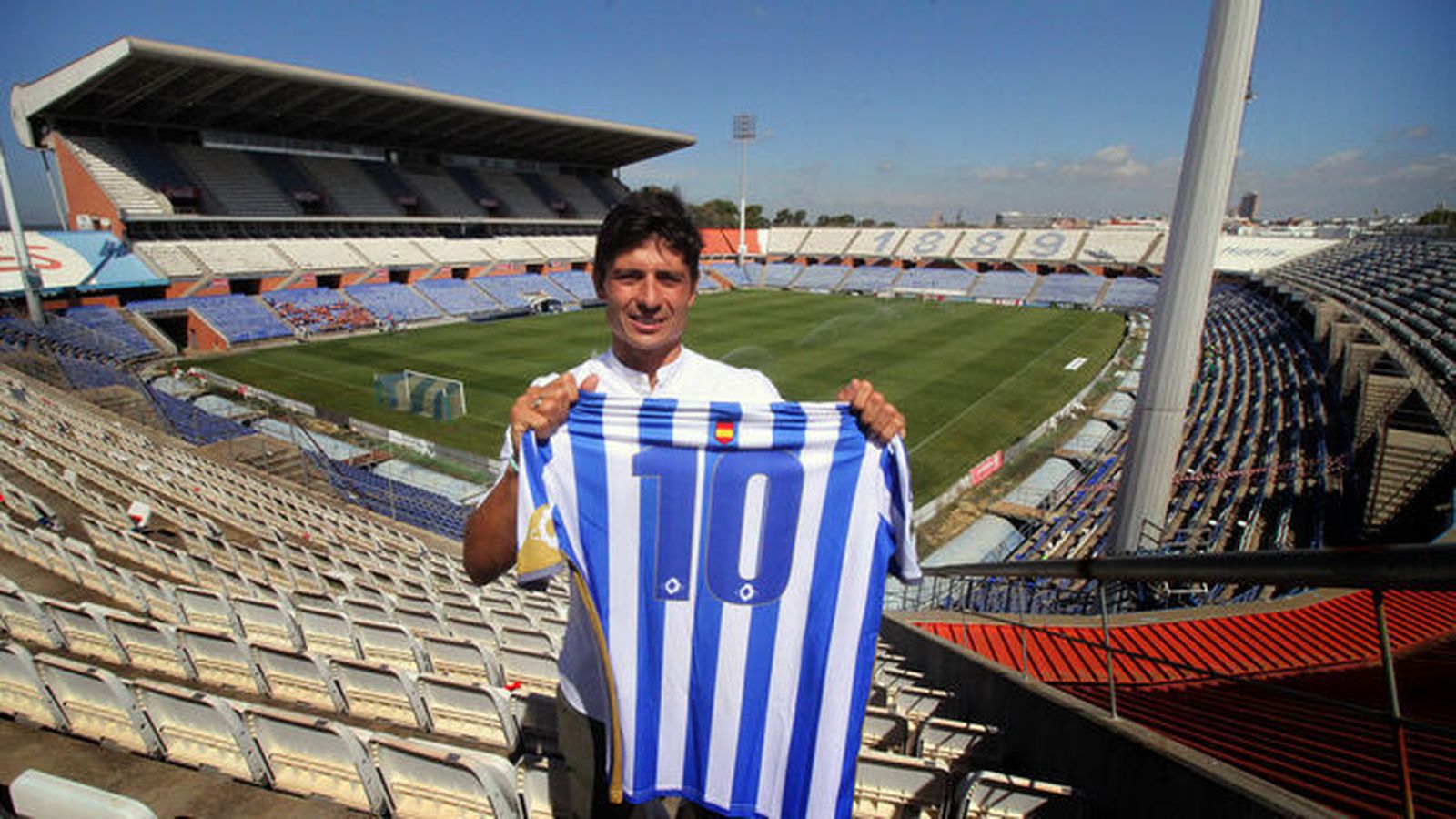Jesús Vázquez posa con la camiseta del Recreativo en el Nuevo Colombino.