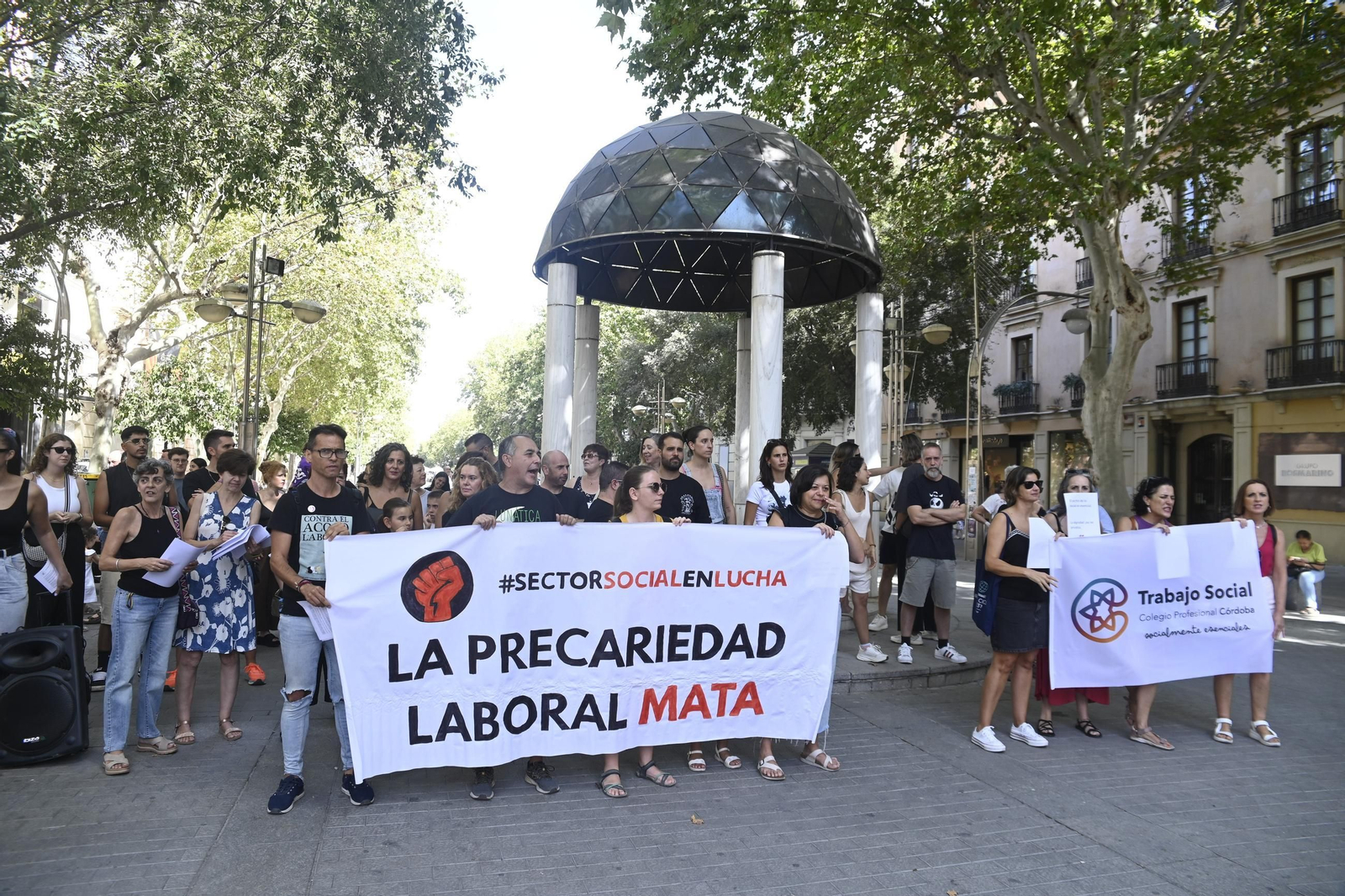 Las imágenes de la concentración de los trabajadores del sector social en Córdoba para denunciar su precariedad