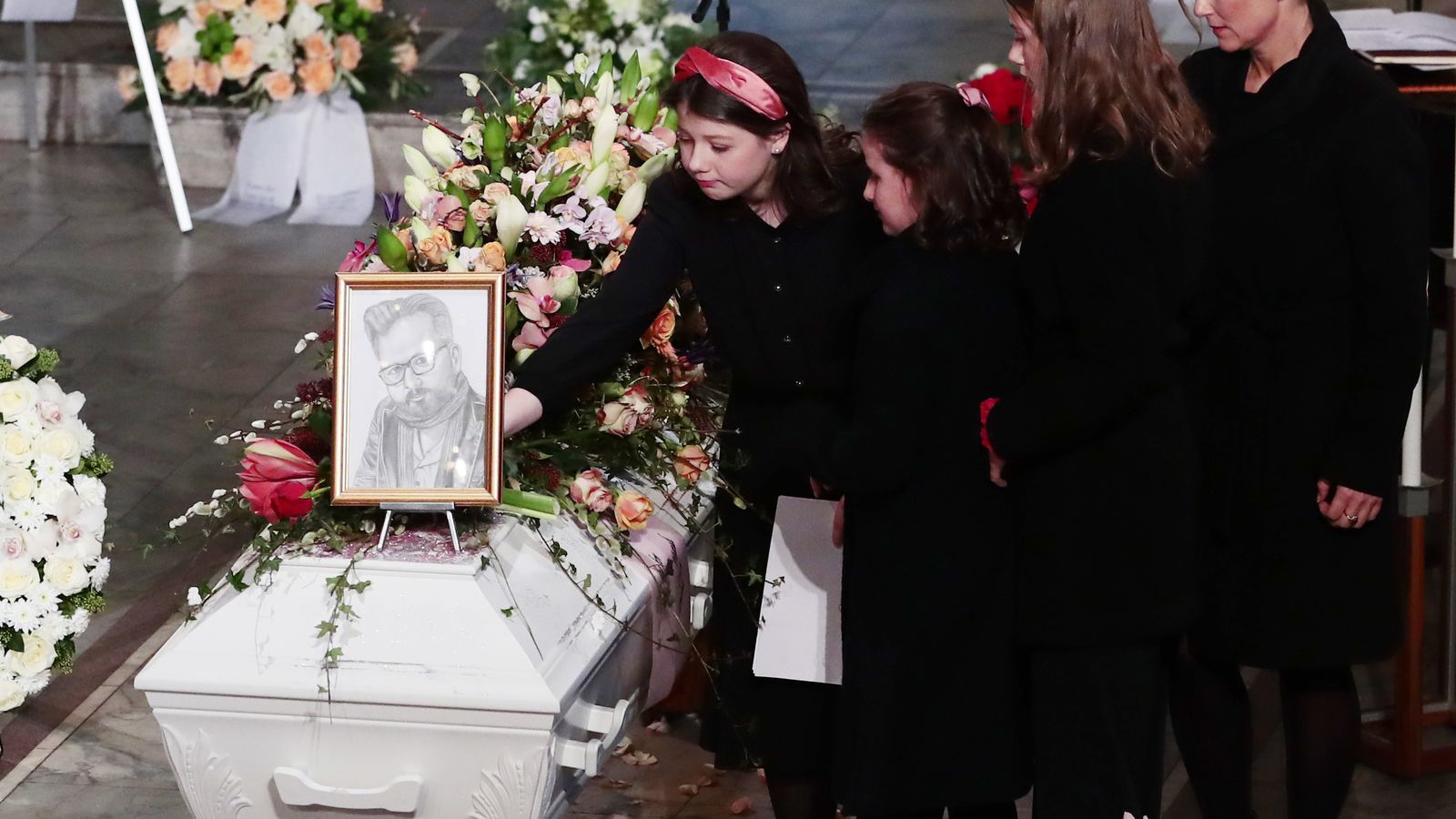 Marta Luisa y sus tres hijas, en el funeral del padre de éstas, en navidades.
