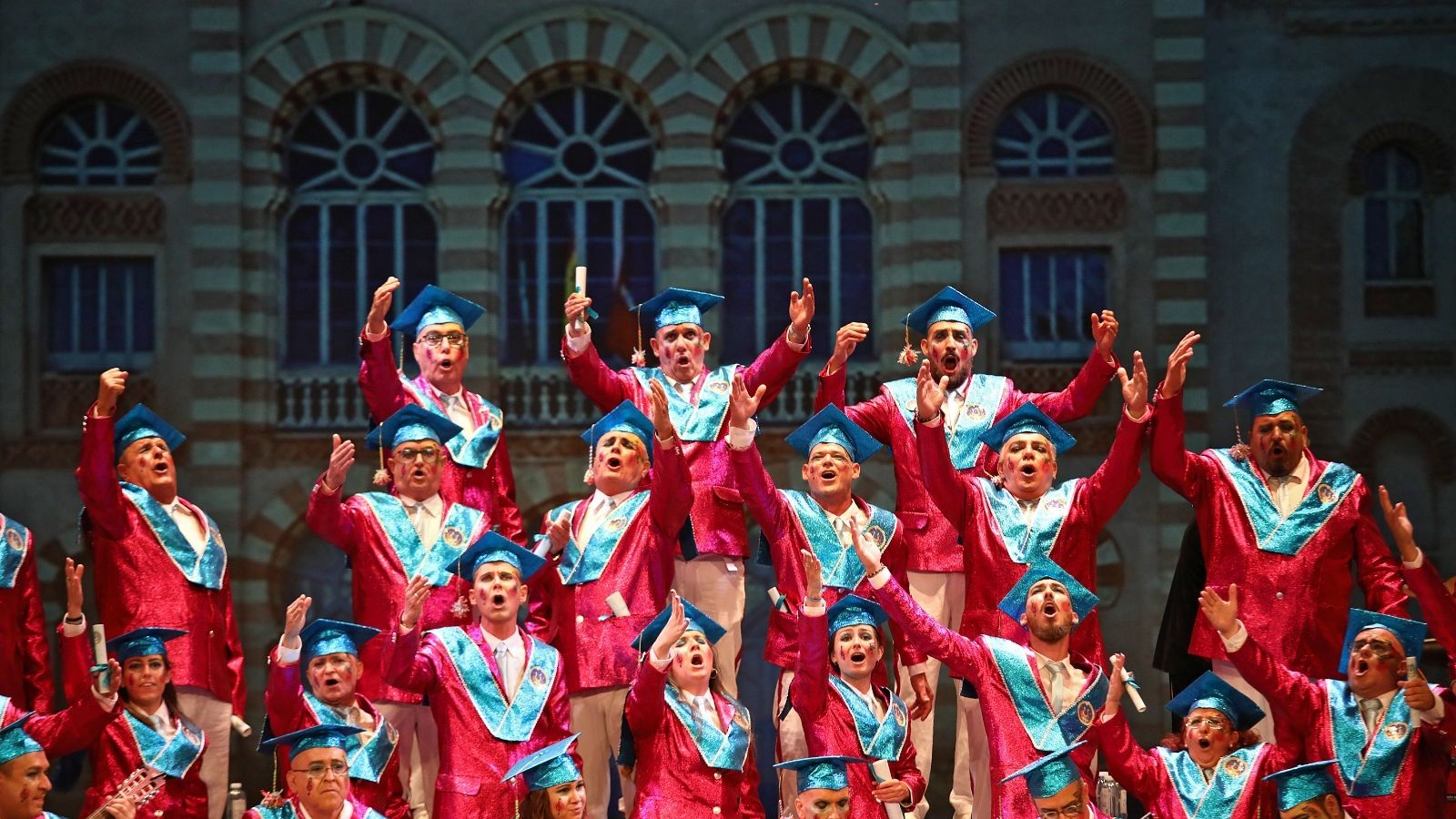 El coro 'Carrera oficial', durante su actuación semifinal en el Falla.