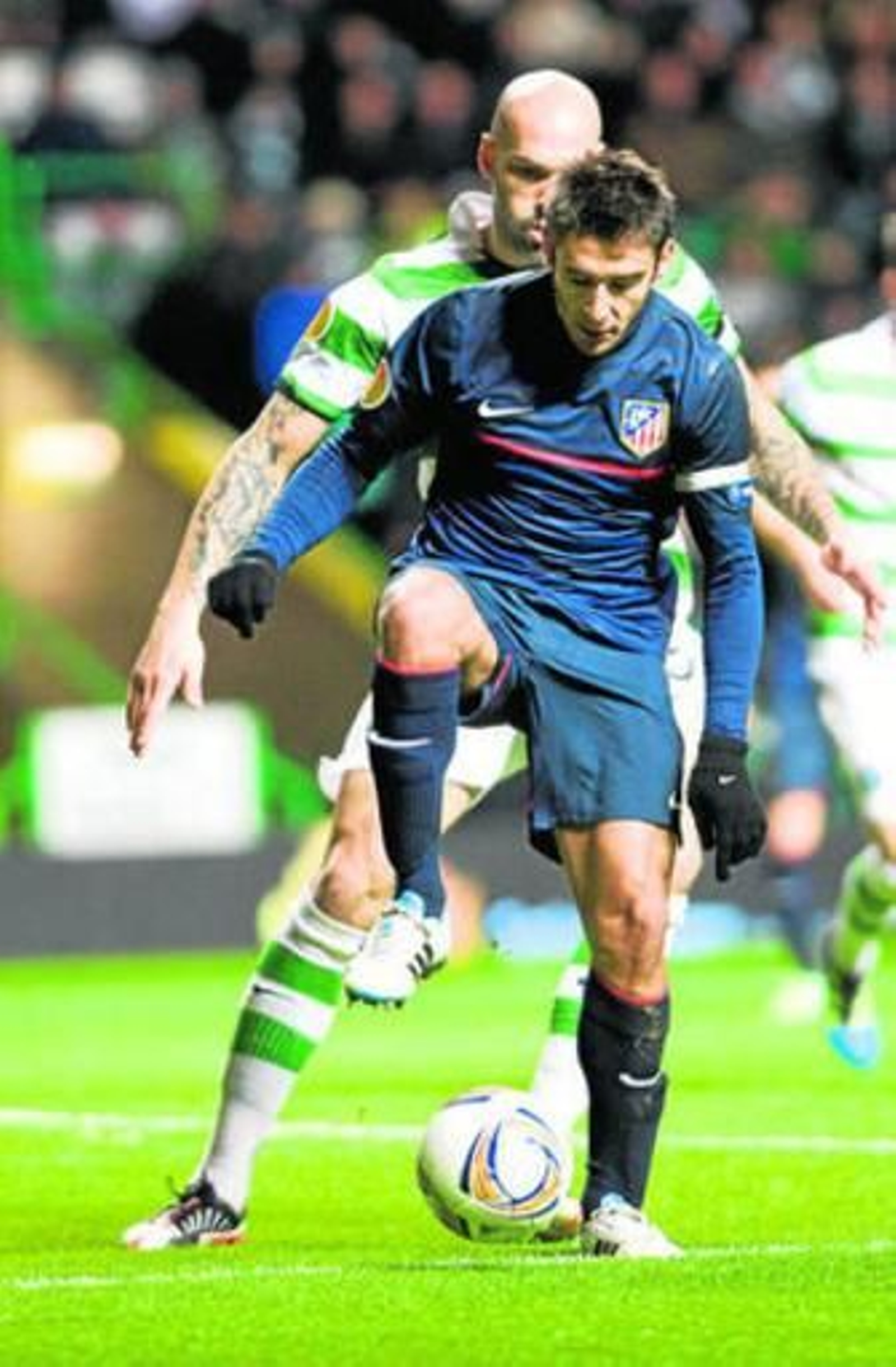 Salvio controla el balón ante Majstorovic.