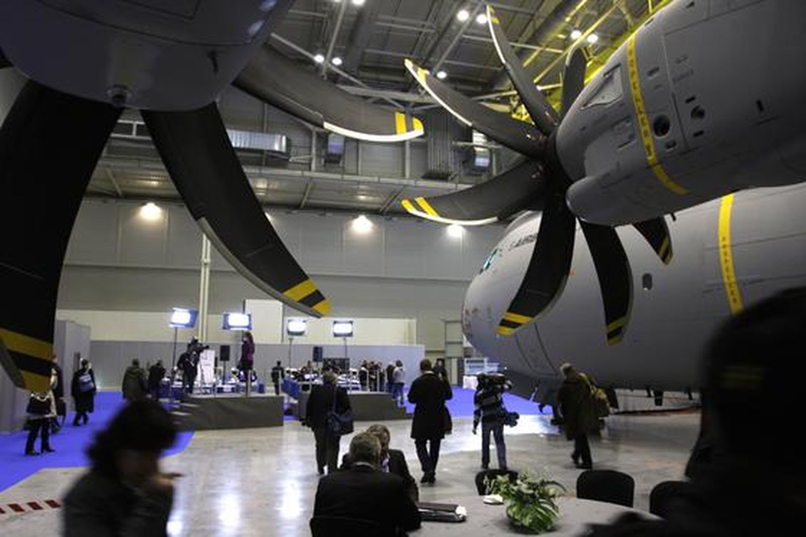 El presidente de EADS, Louis Gallois, acompañado del presidente de Airbus, Thomas Enders y el presidente de la división militar del fabricante europeo de aviones, Domingo Urena-Raso, ha fijado el 31 de enero de 2010 como fecha final para las negociaciones con los gobiernos europeos.

Foto: Agencias/ Jose Ángel García