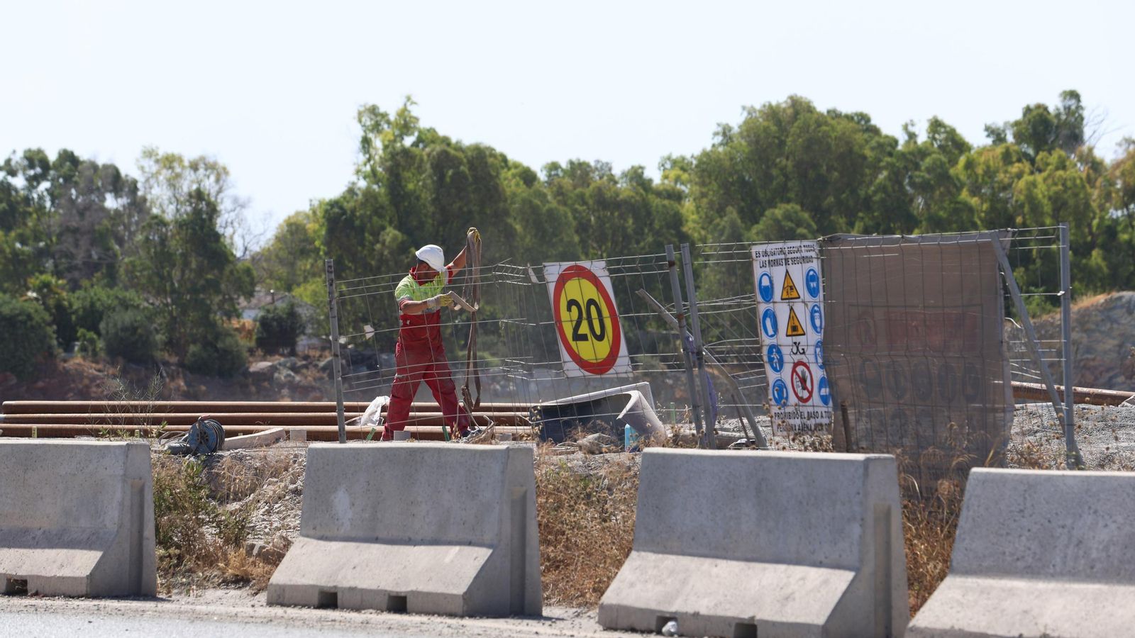 Uno de los obreros en el Acceso Sur. 