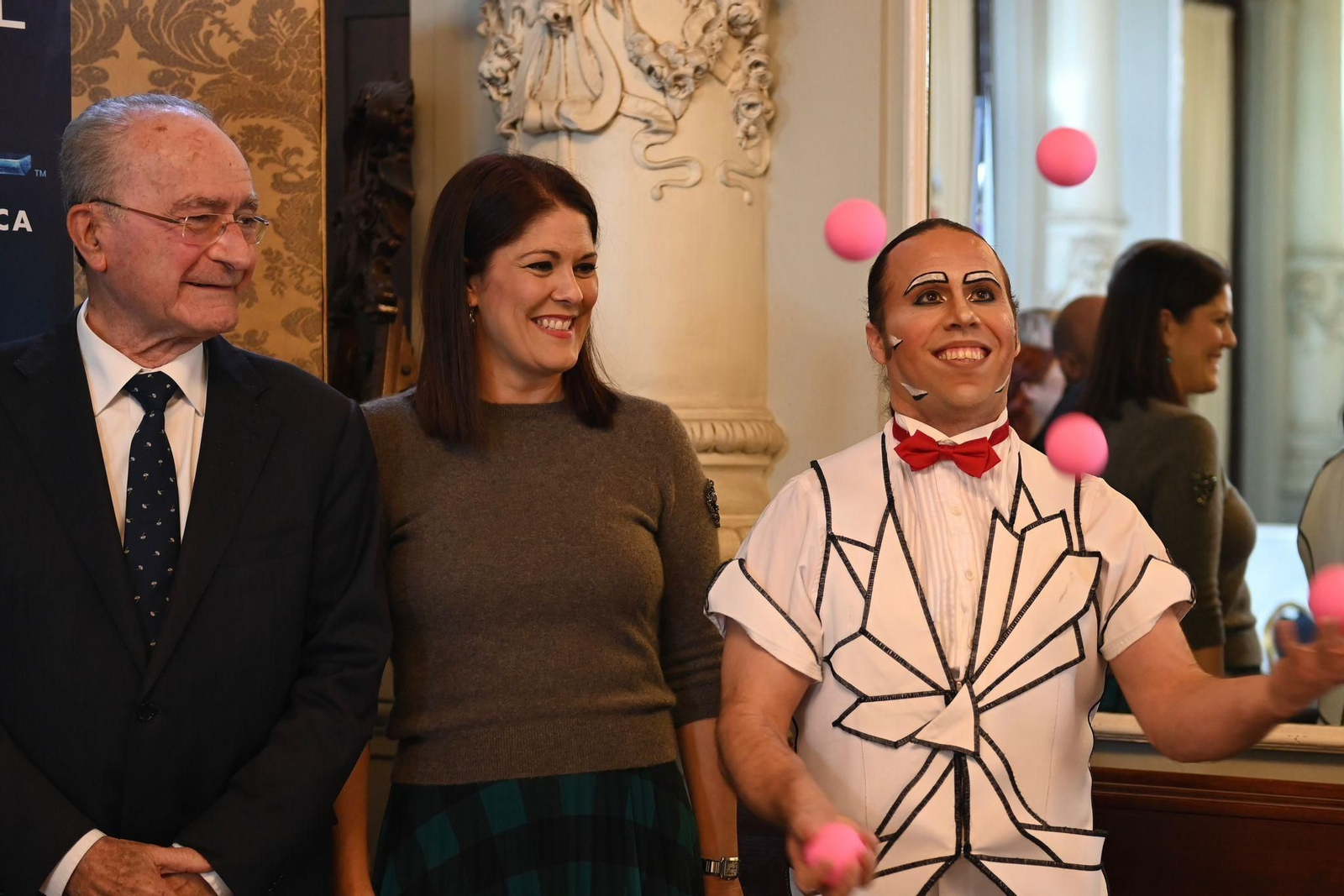De la Torre y Noelia Losada junto a Agustín Bells mientras hace malabares.