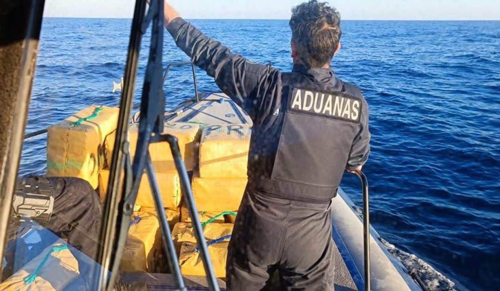 Imagen de un agente junto a los fardos recuperados.