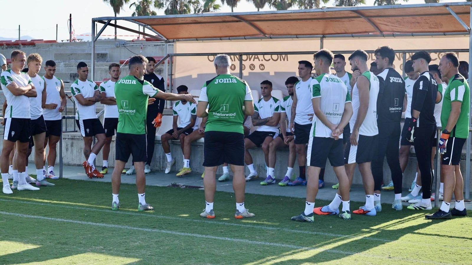 Iván Ania da órdenes a sus jugadores durante un entrenamiento en Oliva.