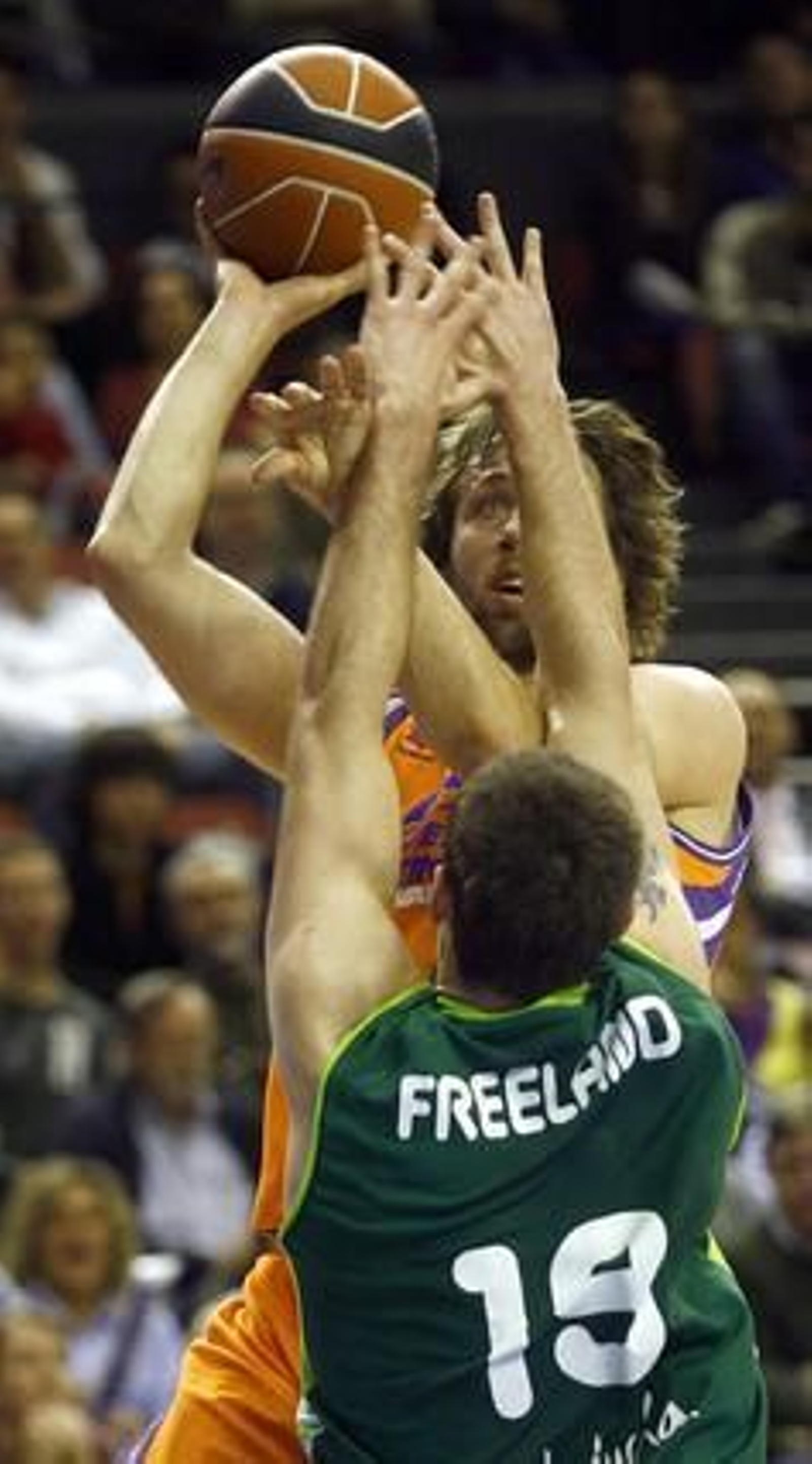 El Unicaja cae ante el Valencia lastrado por una mala primera parte. / LOF