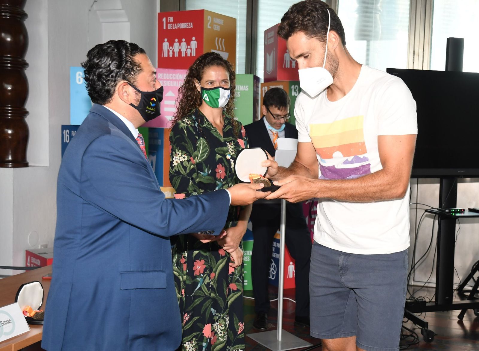 El secretario general para el Deporte de la Junta de Andalucía, José María Arrabal, con uno de los andaluces que irá a Tokio.