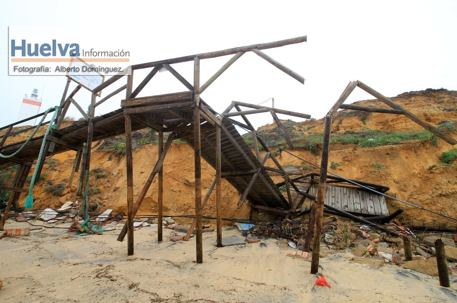 Imágenes del temporal de viento y lluvia en la playa de Matalascañas