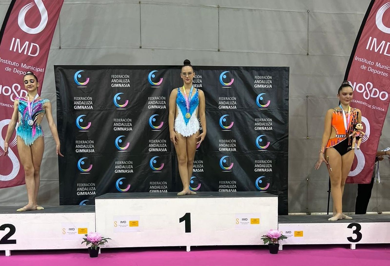 Beatriz Domínguez, en lo más alto del podio en la competición celebrada en Sevilla.