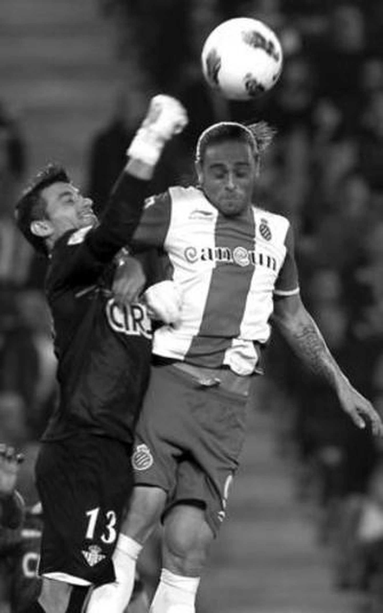 Casto despeja con el puño ante el espanyolista Sergio García.