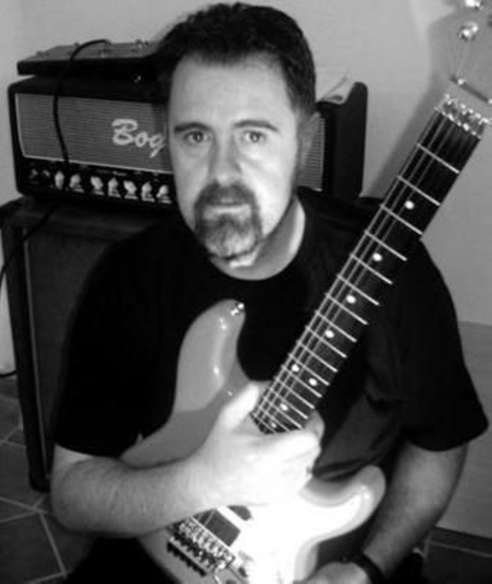 3. José Luis Pizarro y Manuel Romero reciben pedaleras de efectos de guitarra como parte del premio de manos de una de las personas encargadas  de 'Guitarrista' 4. Pizarro, durante una actuación con la cantante Rosa.