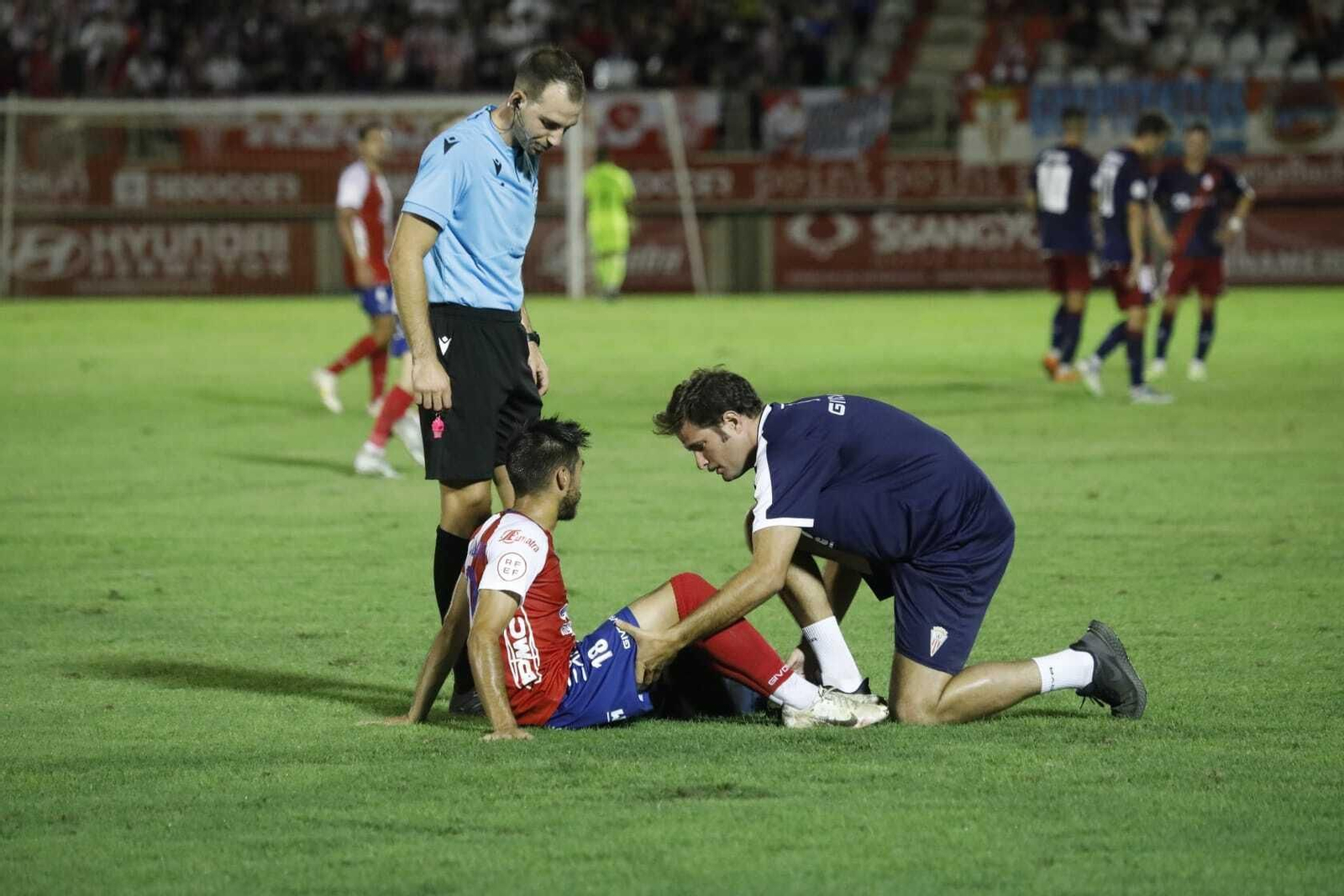 David Martín, atendido en el césped tras lesionarse.
