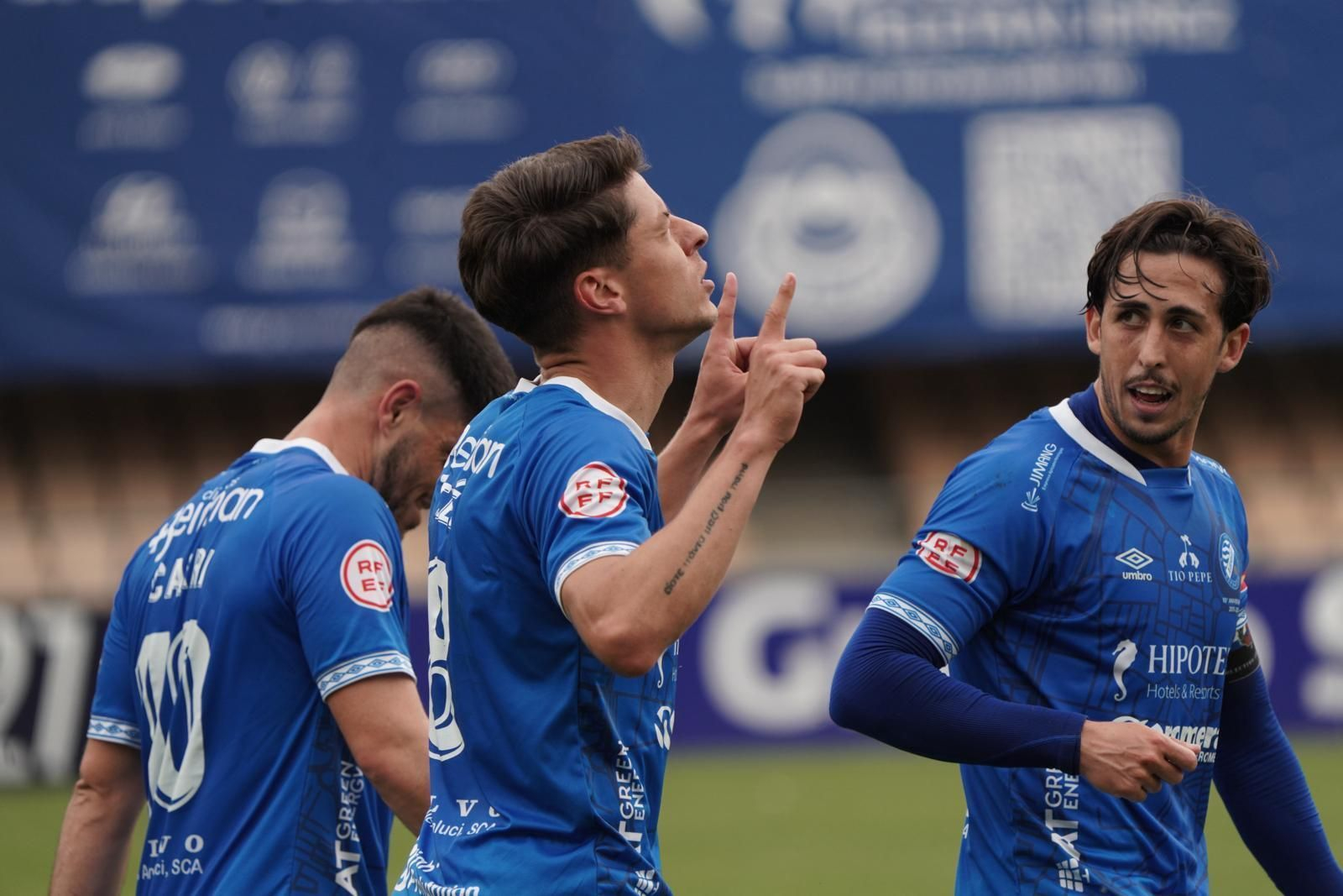 Teté celebra su primer gol al Espeleño, el 2-0, en la recta final del primer tiempo. /MIGUEL ÁNGEL GONZÁLEZ