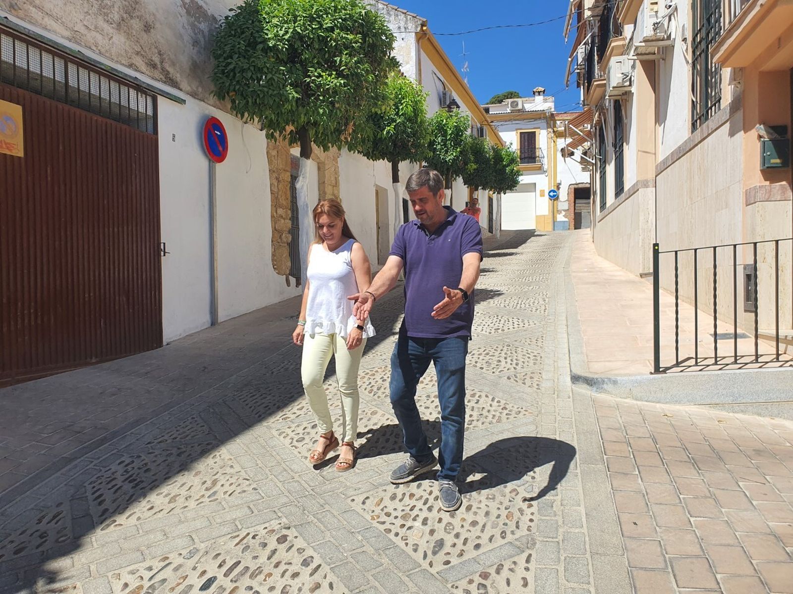 El concejal de Urbanismo, Ramón Hernández, en la calle Padre Revuelto de Almodóvar del Río.
