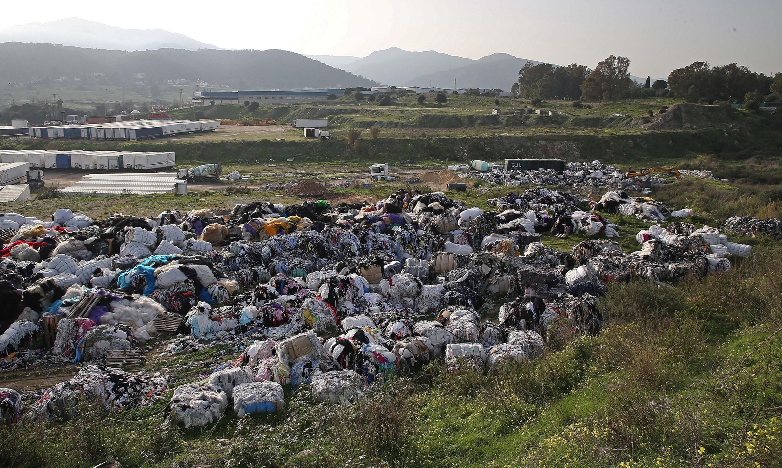 Fotos del vertedero ilegal de restos textiles y retales en el Cortijo Real en Algeciras