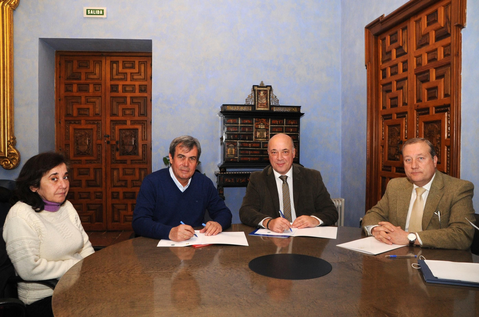 El alcalde de Fuente Carreteros firma el convenio con Antonio Ruiz.