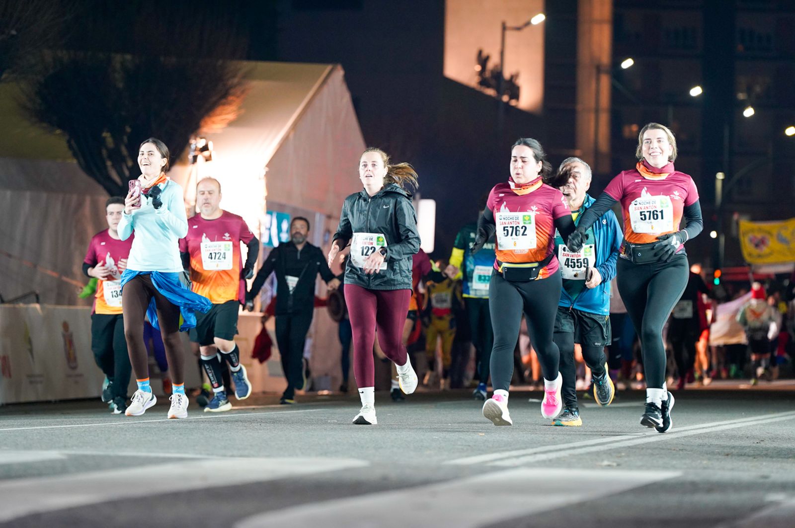 En imágenes: búscate en tu llegada a meta de la Carrera de San Antón 2026 (3)