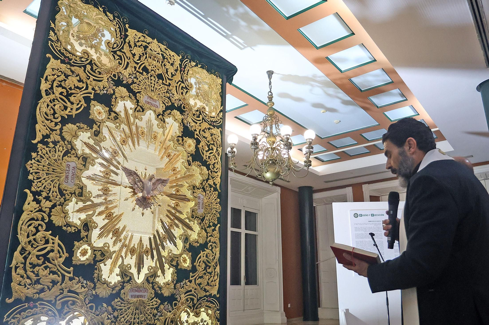Imágenes de la presentación del techo de palio de la Virgen del Amor de las Tres Caídas