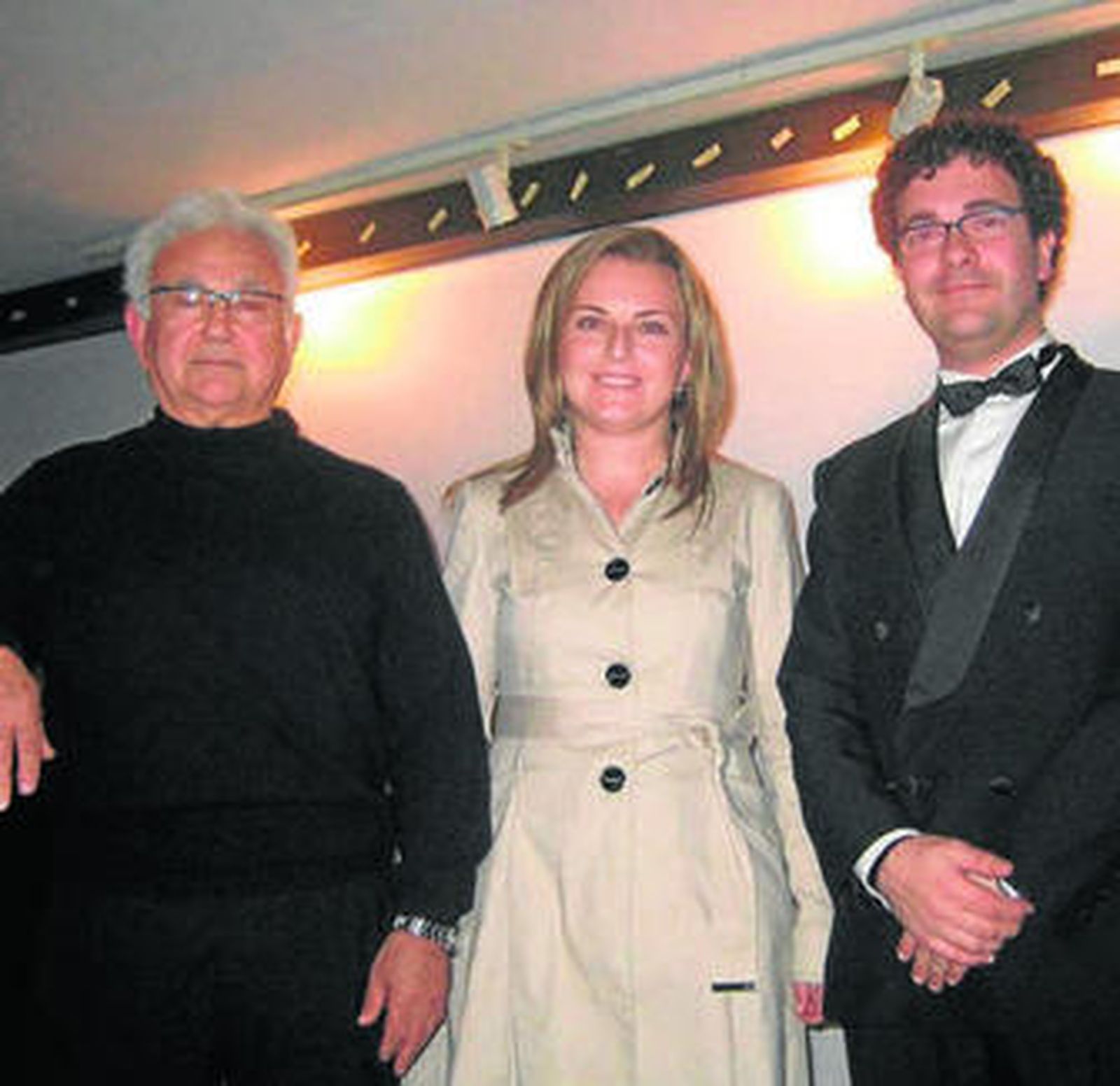 La edil María Luisa Cruz con José Luis Martínez y Luis Craviotto.