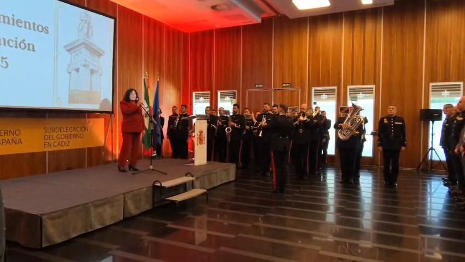 Carmen de la Jara cantando el himno de Andalucía con la Banda de Música del Tercio de Armada