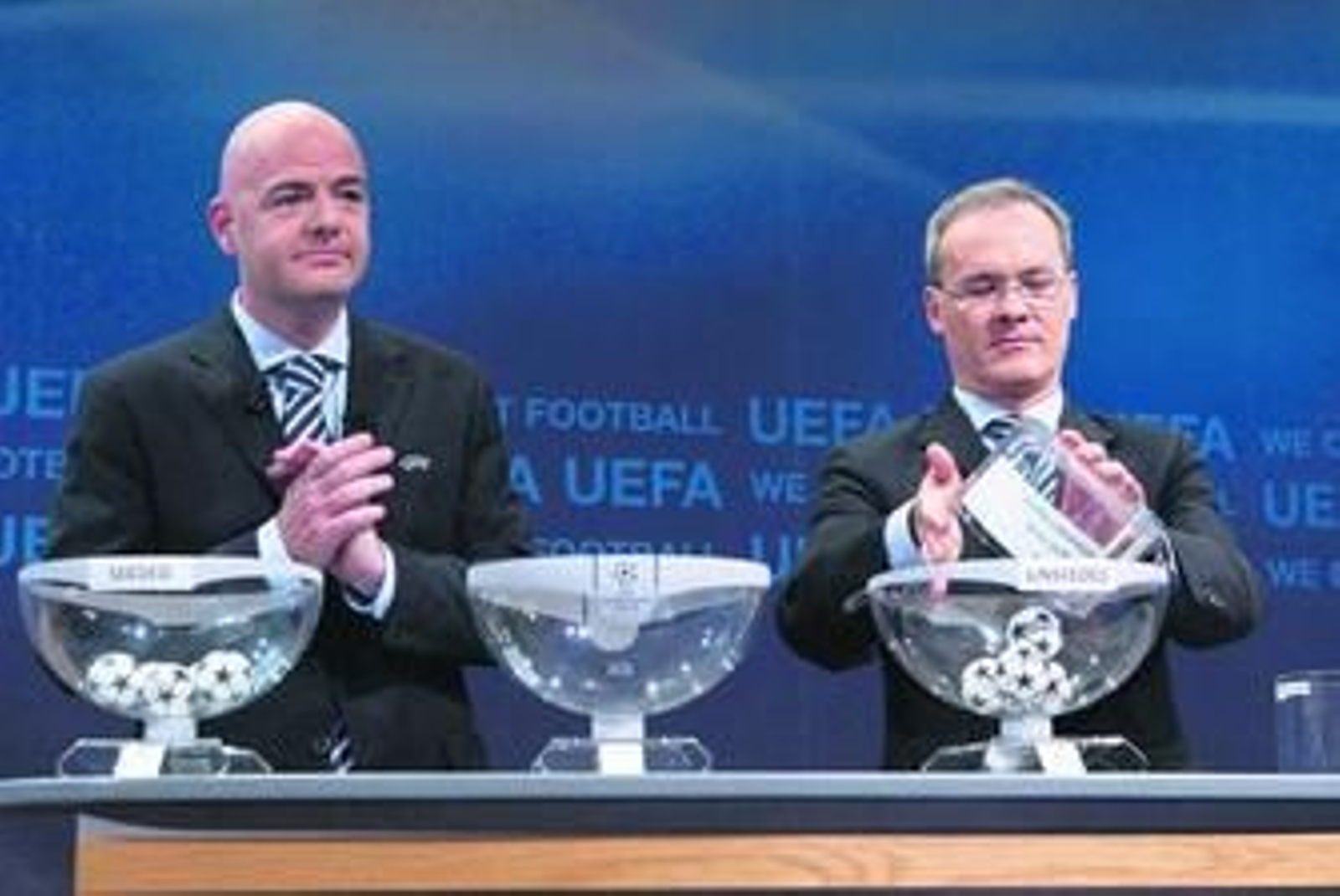 Dos emisarios de la UEFA, duarante la ceremonia del sorteo de la eliminatoria previa.