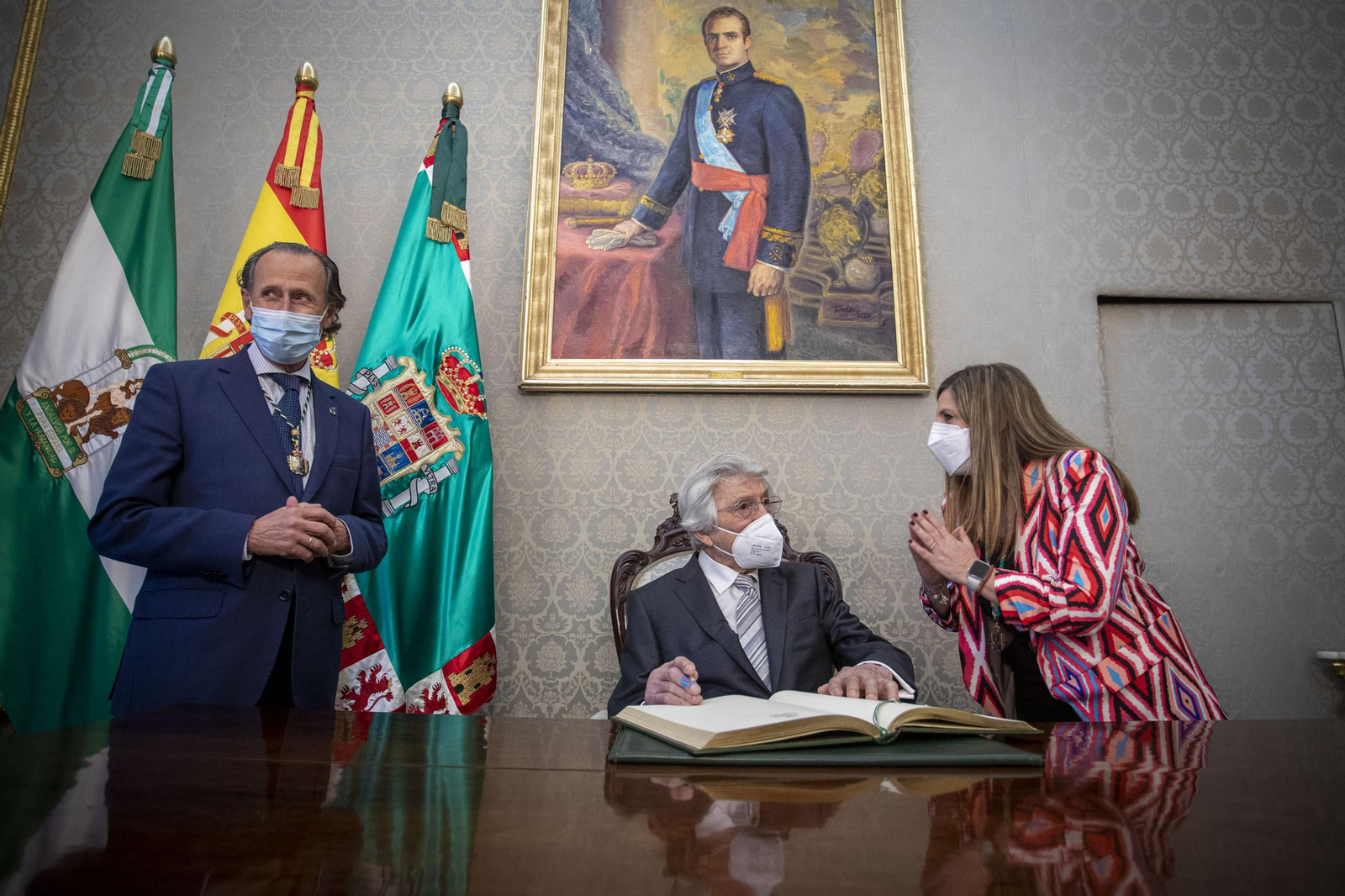 Imágenes de la distinción de Manuel Alejandro como Hijo Predilecto de la Provincia de Cádiz