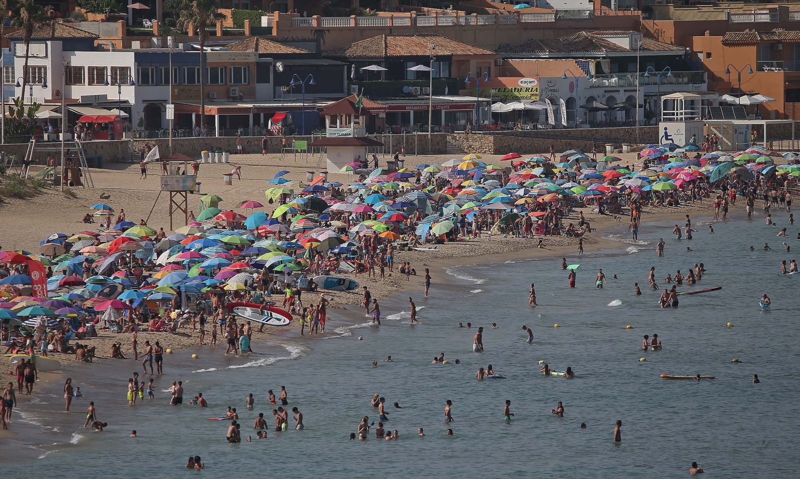 La playa de Getares abarrotada este domingo, en imágenes