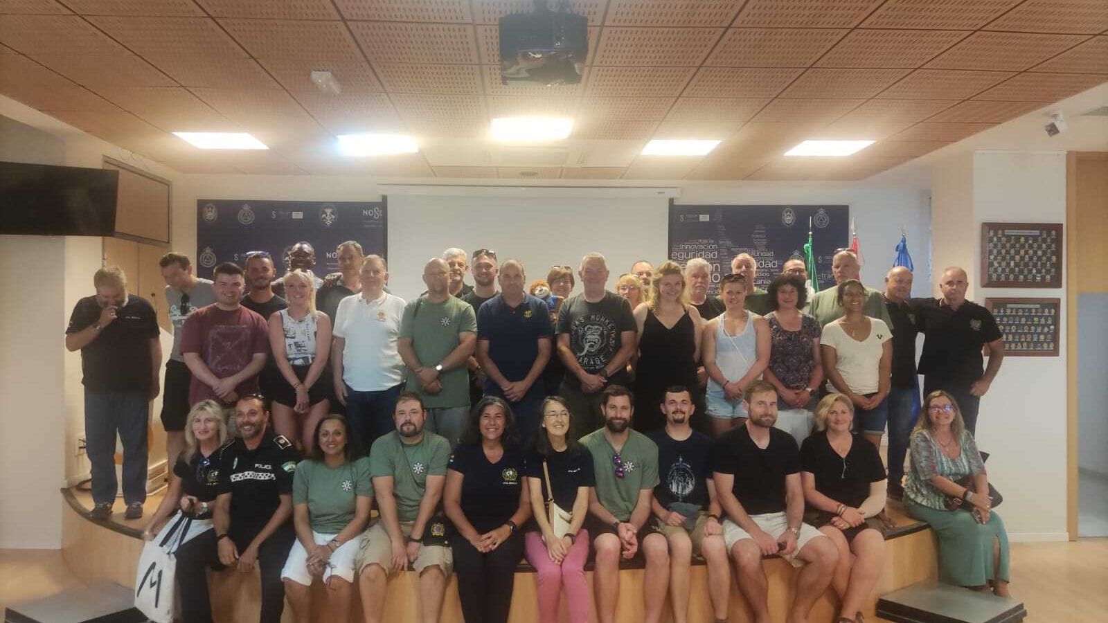 Encuentro de los participantes en la caravana y bomberos y policías de Sevilla.