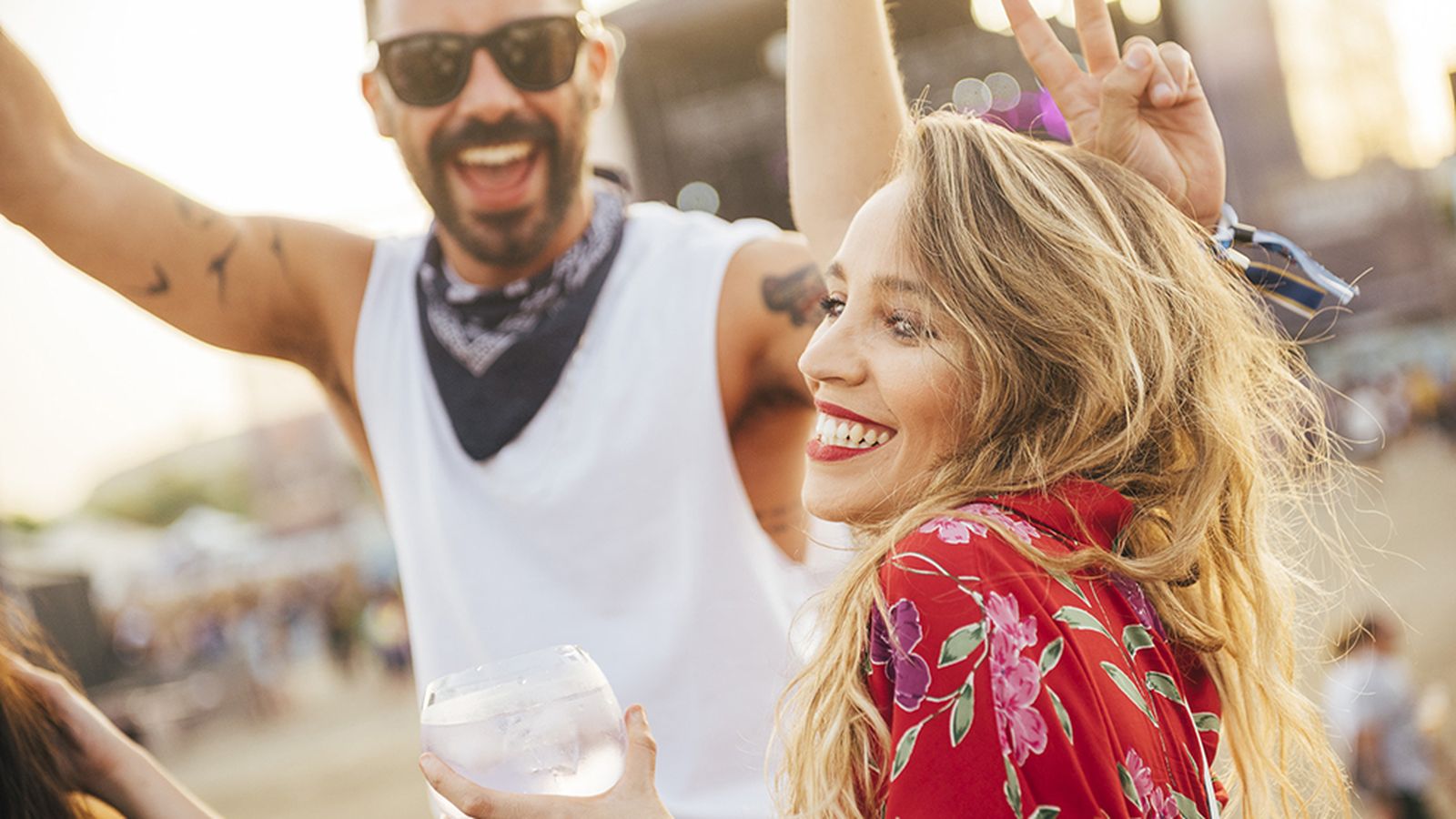 Jóvenes disfrutando de un concierto.