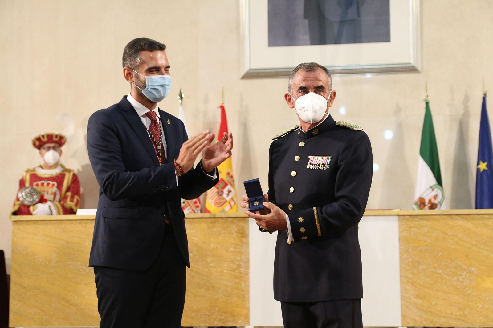 El coronel Soriano Trujillo recibe el Escudo de Oro de la ciudad tras su pregón de Los Coloraos.