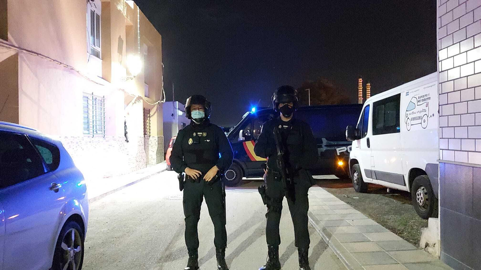 Dos agentes de la Policía Nacional durante la operación.