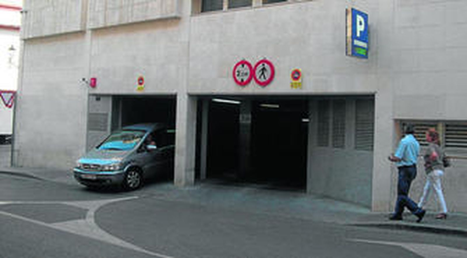 Entrada a los aparcamientos de la Plaza Nueva, en el centro de la ciudad de Lucena.