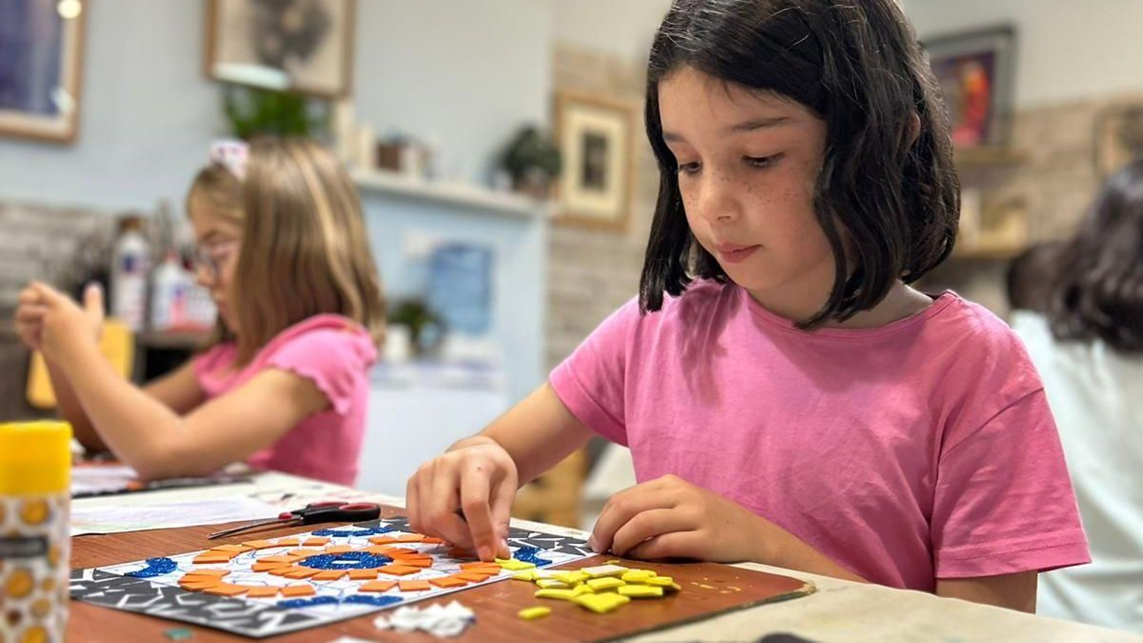 Cada verano los pequeños tienen la oportunidad de experimentar el arte plástico en Azur.
