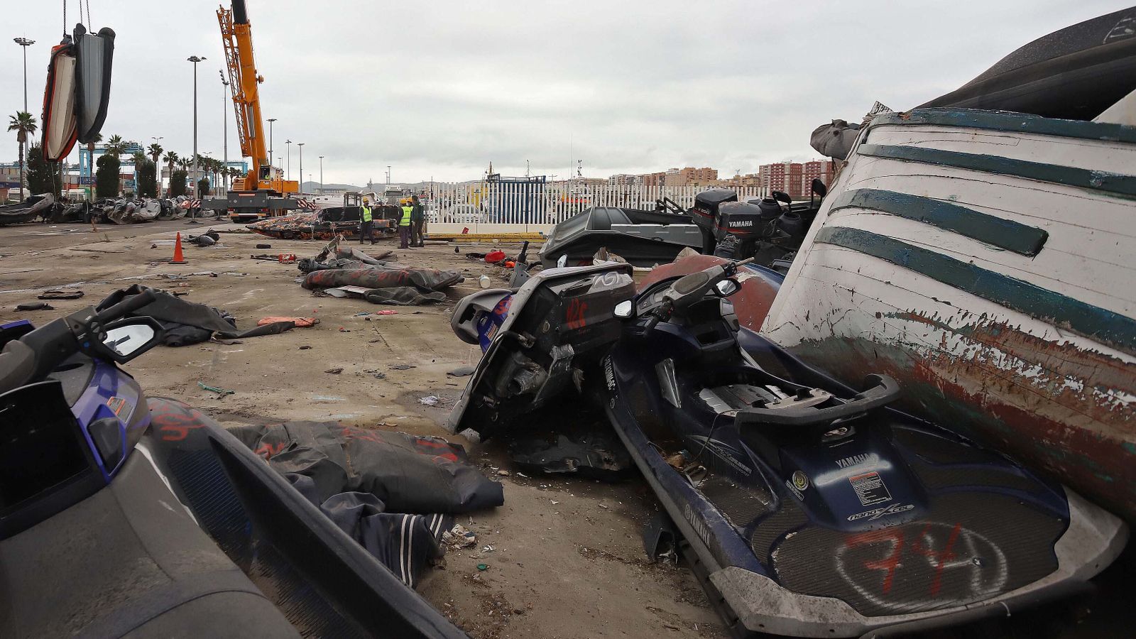 Fotos de la retirada de las narcoembarcaciones del puerto de Algeciras