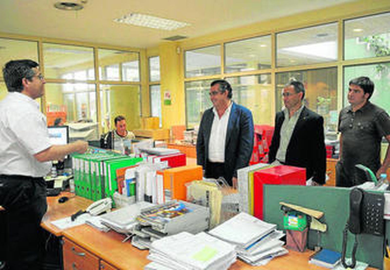 El alcalde y el concejal de Fomento, durante la visita a las instalaciones municipales.