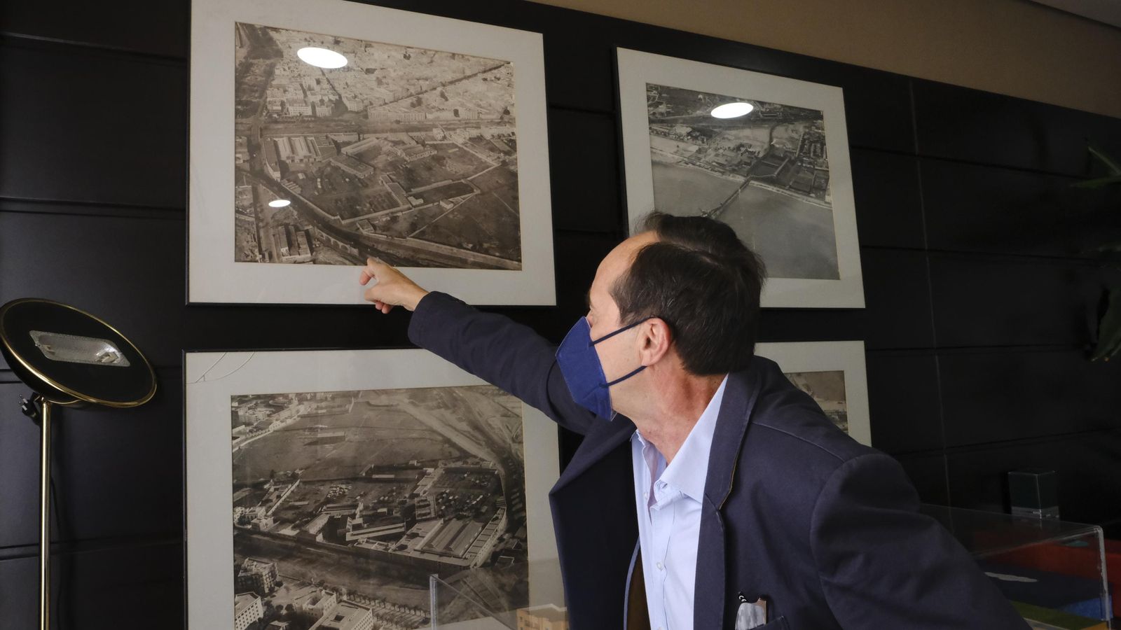 Francisco Martínez señala imágenes antiguas, de los orígenes empresariales de Grupo Oliveros