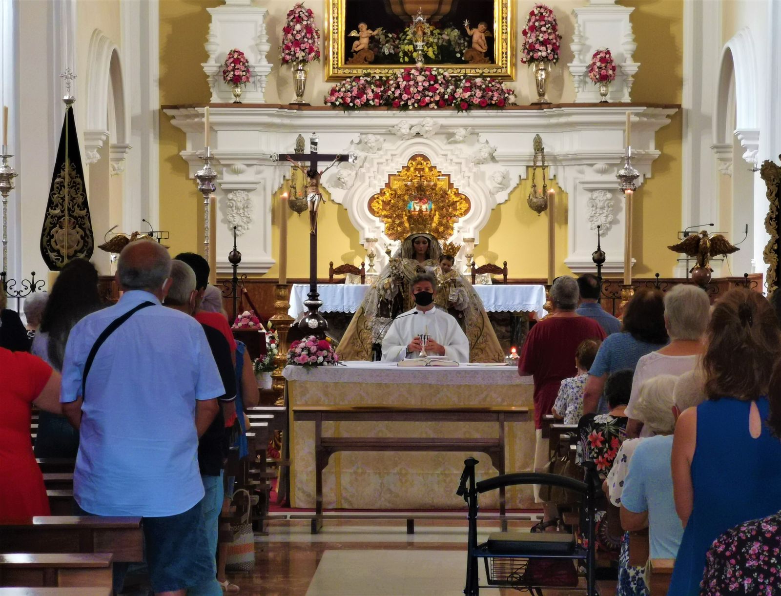 Celebración de la eucaristía en la parroquia del Carmen.