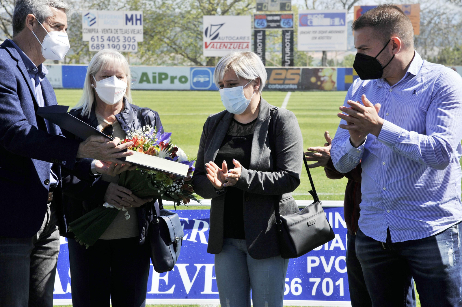 El alcalde de Arcos entrega una placa a la hija de Antonio Gallardo.